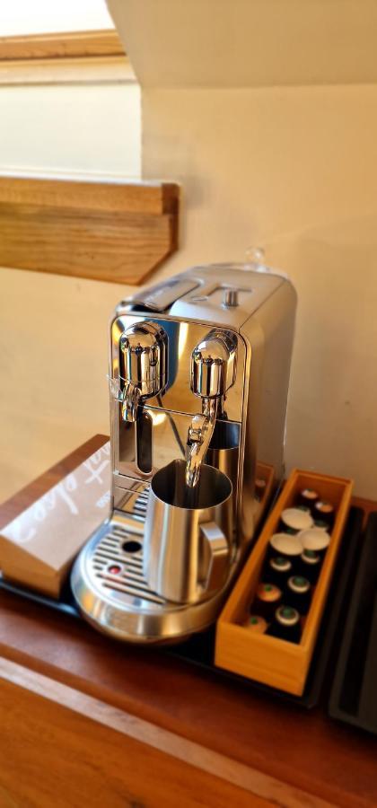 New Amazing The Black Wolf Suite The Grumpy Schnauzer B&B แอร์ดรี ภายนอก รูปภาพ