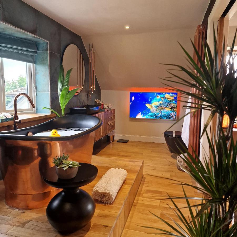 New Amazing The Black Wolf Suite The Grumpy Schnauzer B&B แอร์ดรี ภายนอก รูปภาพ