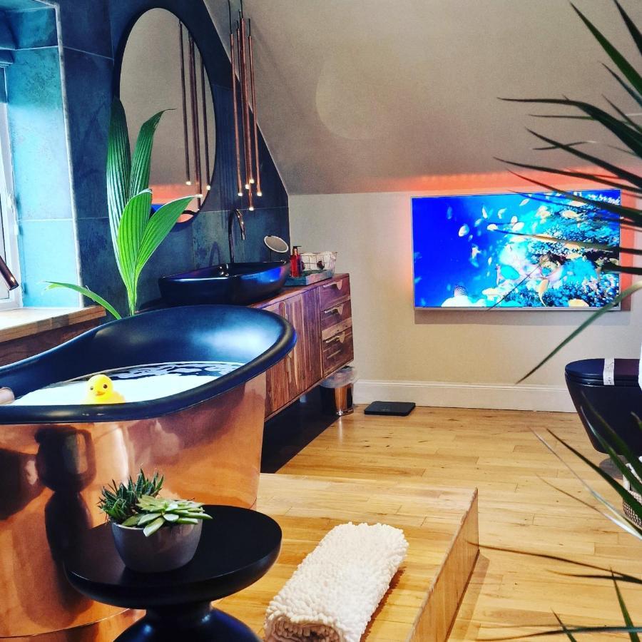 New Amazing The Black Wolf Suite The Grumpy Schnauzer B&B แอร์ดรี ภายนอก รูปภาพ