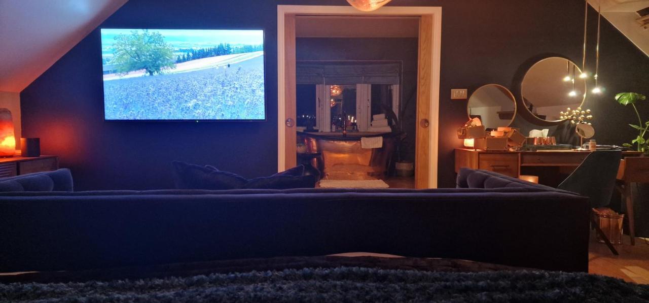 New Amazing The Black Wolf Suite The Grumpy Schnauzer B&B แอร์ดรี ภายนอก รูปภาพ