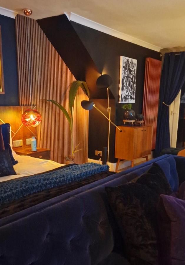 New Amazing The Black Wolf Suite The Grumpy Schnauzer B&B แอร์ดรี ภายนอก รูปภาพ