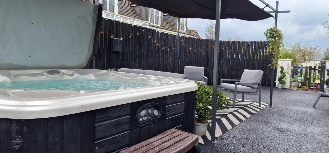 New Amazing The Black Wolf Suite The Grumpy Schnauzer B&B แอร์ดรี ภายนอก รูปภาพ